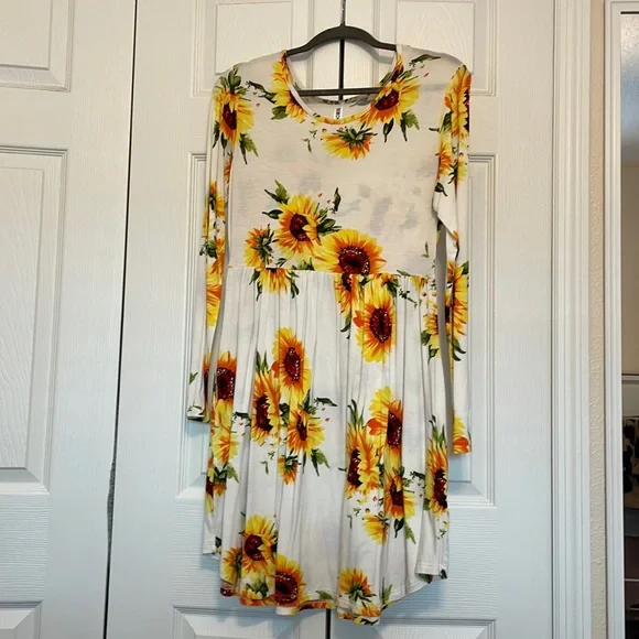 white christmas dresses Berrylush Women White & Yellow Sunflower Printed Sweetheart Neck Co-Or main image 0